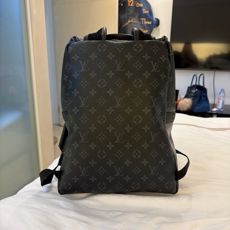 Lv M43186黑色老花前口袋男生後背包-10