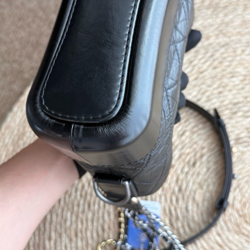 chanel褶皺牛黑金Gabrielle流浪包小號 底長約21cm 年份:27開-13