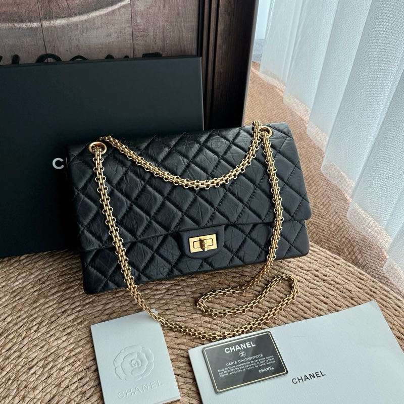 chanel 2.55黑金褶皺牛皮鏈條包中號 尺寸約28底長 附件:保卡 擦包布 說明書 盒子 年份:17開-0