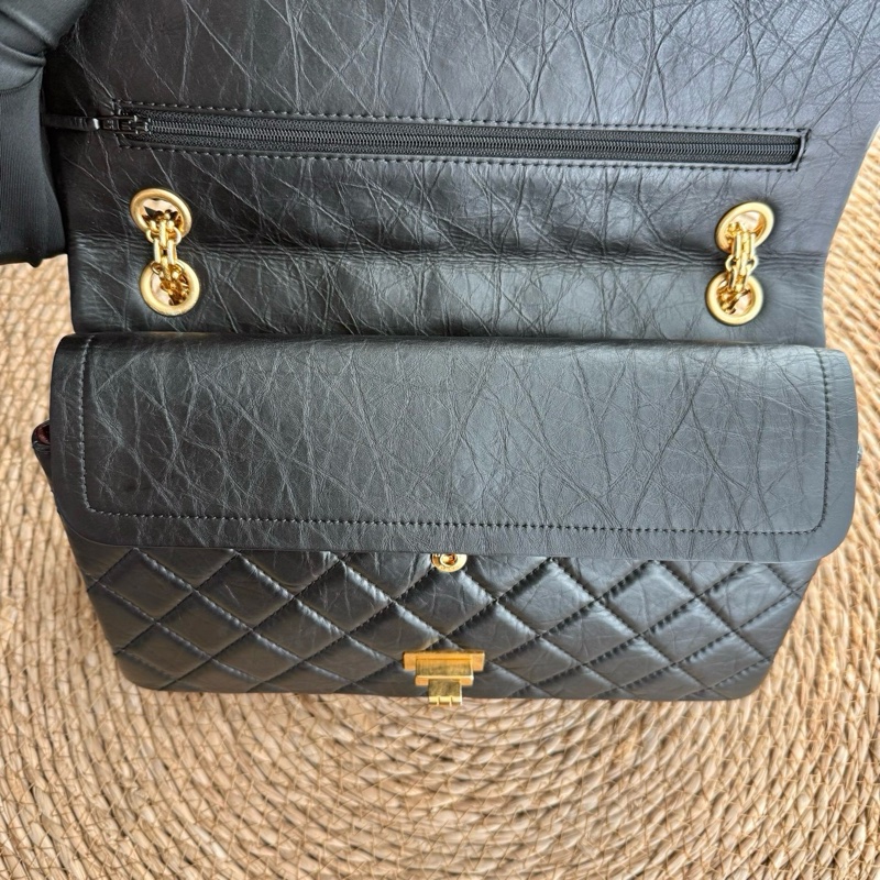 chanel 2.55黑金褶皺牛皮鏈條包中號 尺寸約28底長 附件:保卡 擦包布 說明書 盒子 年份:17開-13