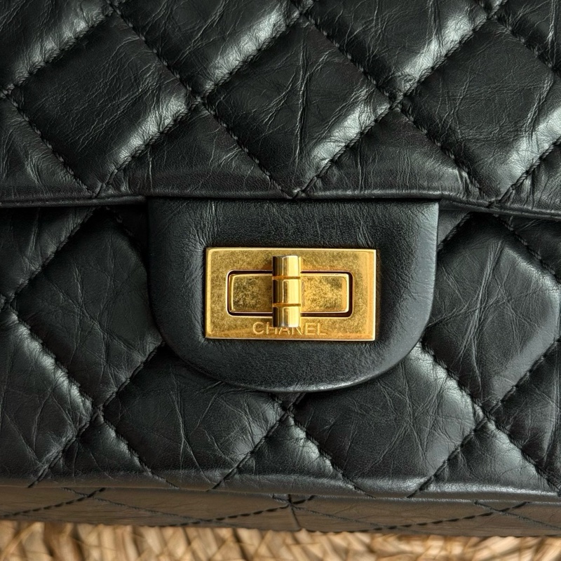 chanel 2.55黑金褶皺牛皮鏈條包中號 尺寸約28底長 附件:保卡 擦包布 說明書 盒子 年份:17開-15