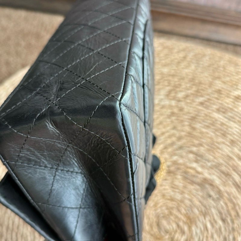 chanel 2.55黑金褶皺牛皮鏈條包中號 尺寸約28底長 附件:保卡 擦包布 說明書 盒子 年份:17開-18