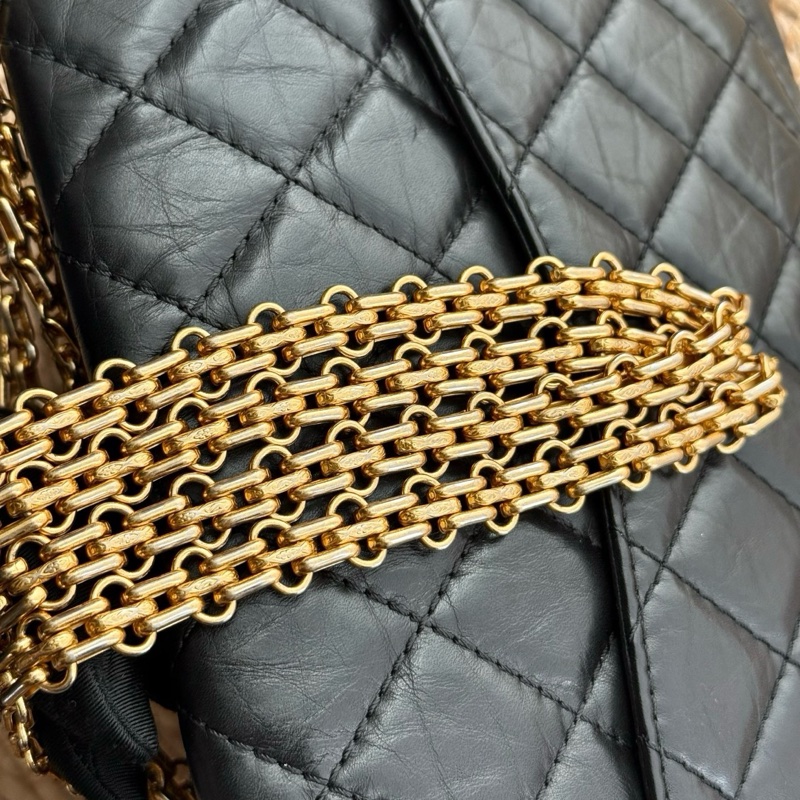 chanel 2.55黑金褶皺牛皮鏈條包中號 尺寸約28底長 附件:保卡 擦包布 說明書 盒子 年份:17開-21