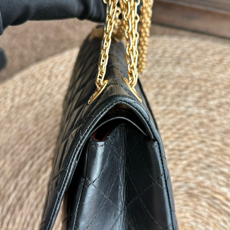 chanel 2.55黑金褶皺牛皮鏈條包中號 尺寸約28底長 附件:保卡 擦包布 說明書 盒子 年份:17開-22