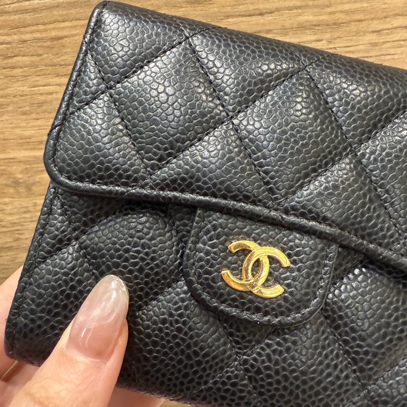 Chanel黑荔枝菱格紋金釦內6卡後拉鍊三折短夾-2