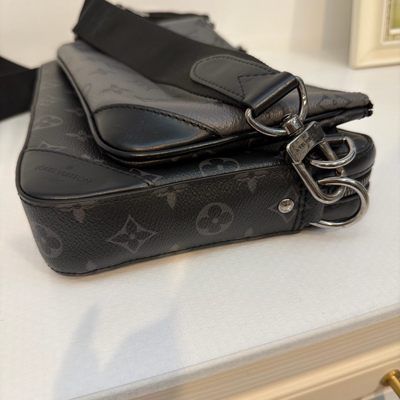 Lv黑灰原花Trio晶片郵差包三合一M69443-4