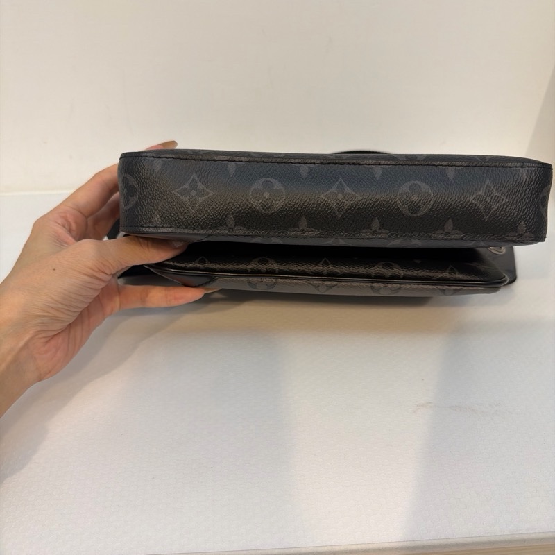 Lv黑灰原花Trio晶片郵差包三合一M69443-12