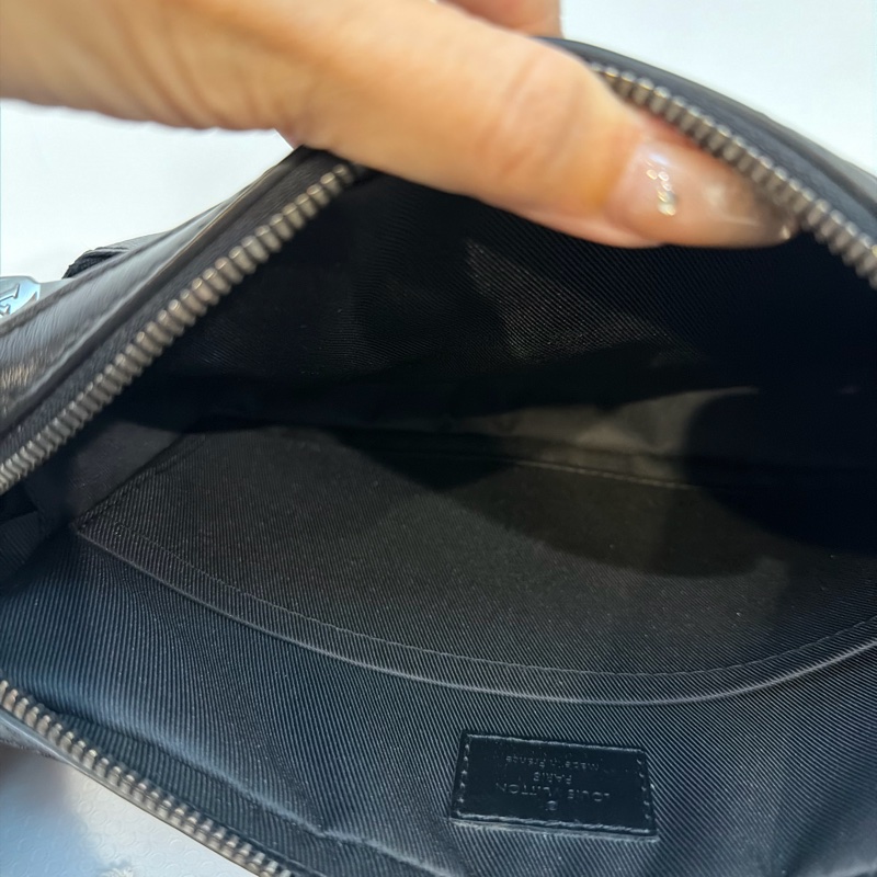 Lv黑灰原花Trio晶片郵差包三合一M69443-14