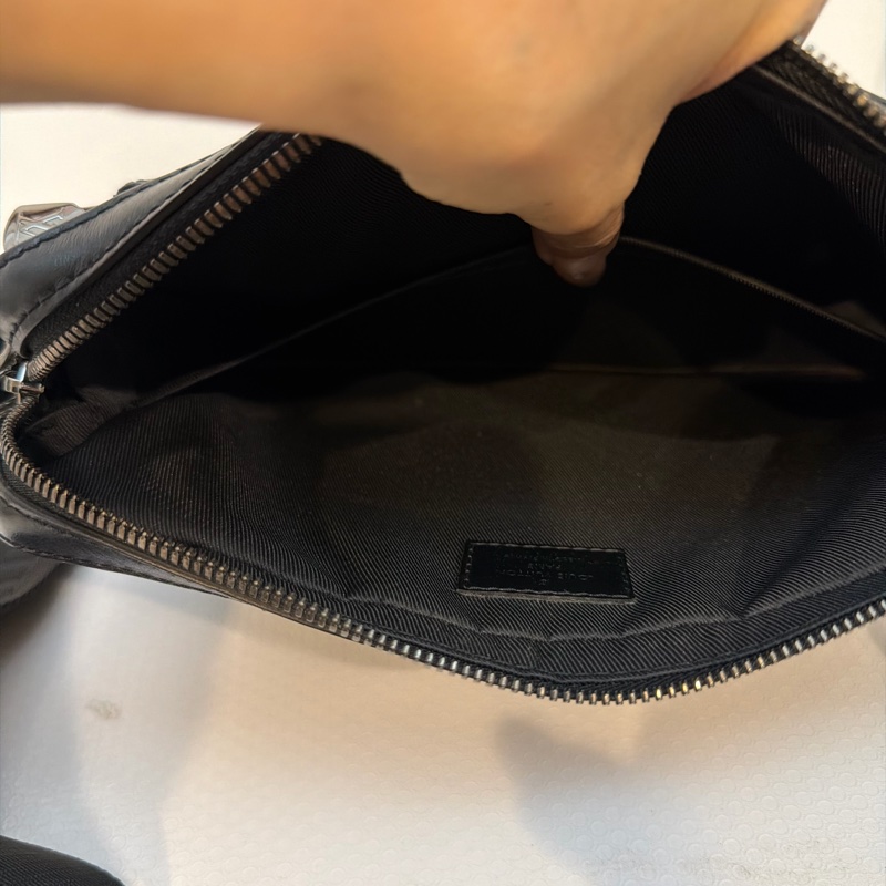 Lv黑灰原花Trio晶片郵差包三合一M69443-15