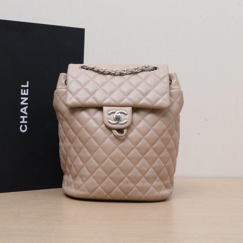 CHANEL 薩爾茨堡雙肩包中號20奶茶色羊皮22開銀扣肩背包-0