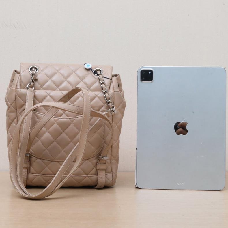 CHANEL 薩爾茨堡雙肩包中號20奶茶色羊皮22開銀扣肩背包-2