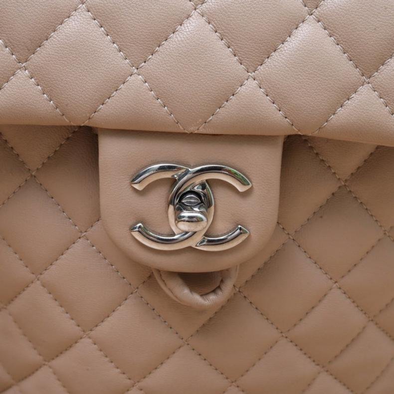 CHANEL 薩爾茨堡雙肩包中號20奶茶色羊皮22開銀扣肩背包-4