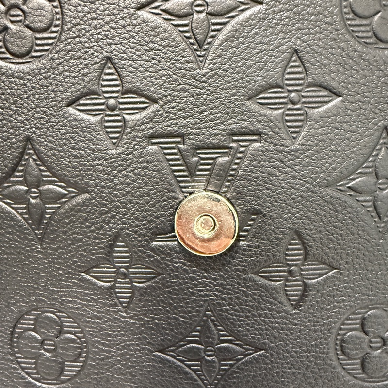 LV黑牛皮壓紋Pulse Messenger黑釦下蓋斜背包-8