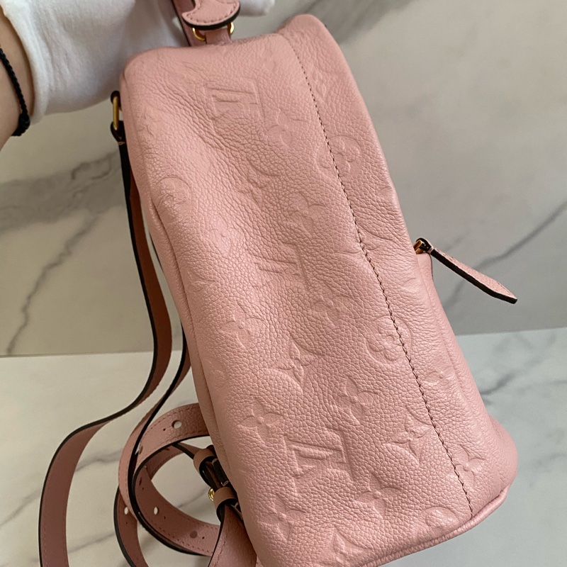 LV 壓紋粉色後背包-3