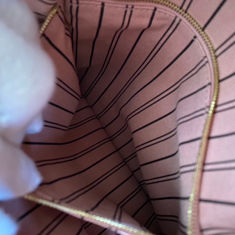 LV 壓紋粉色後背包-19