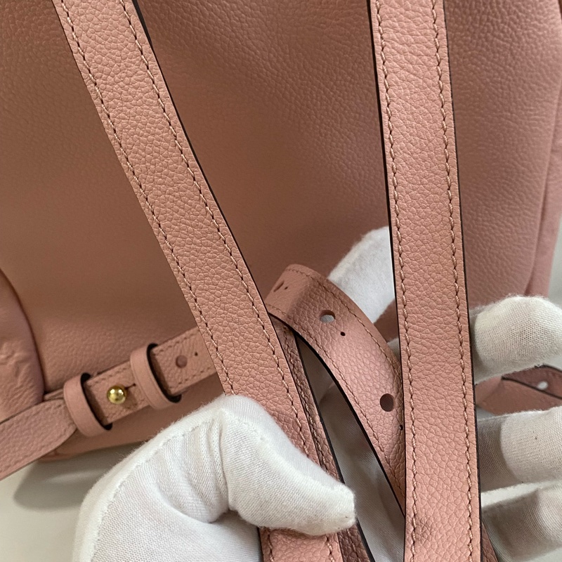 LV 壓紋粉色後背包-21