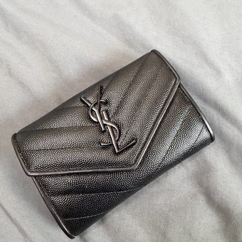 YSL魚子醬 荔枝皮黑釦LOGO萬用夾-0