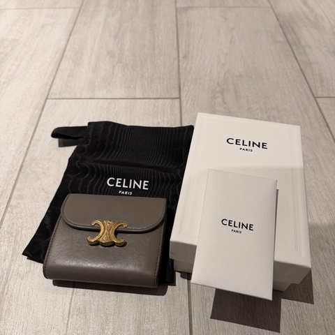 Celine卵石色三折短夾