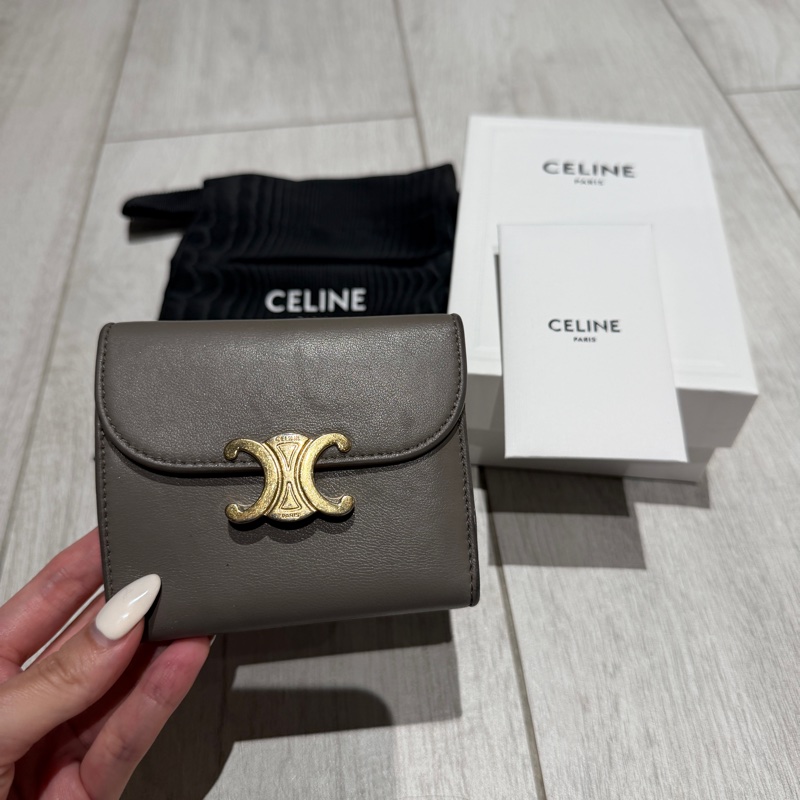 Celine卵石色三折短夾-5