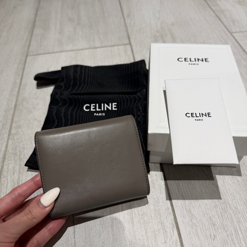 Celine卵石色三折短夾-6