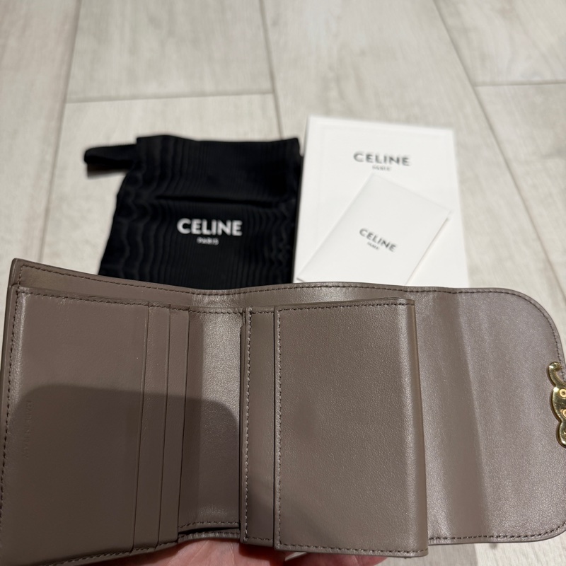 Celine卵石色三折短夾-10