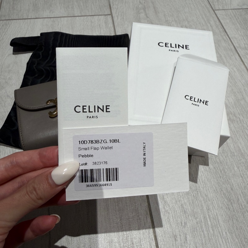 Celine卵石色三折短夾-4