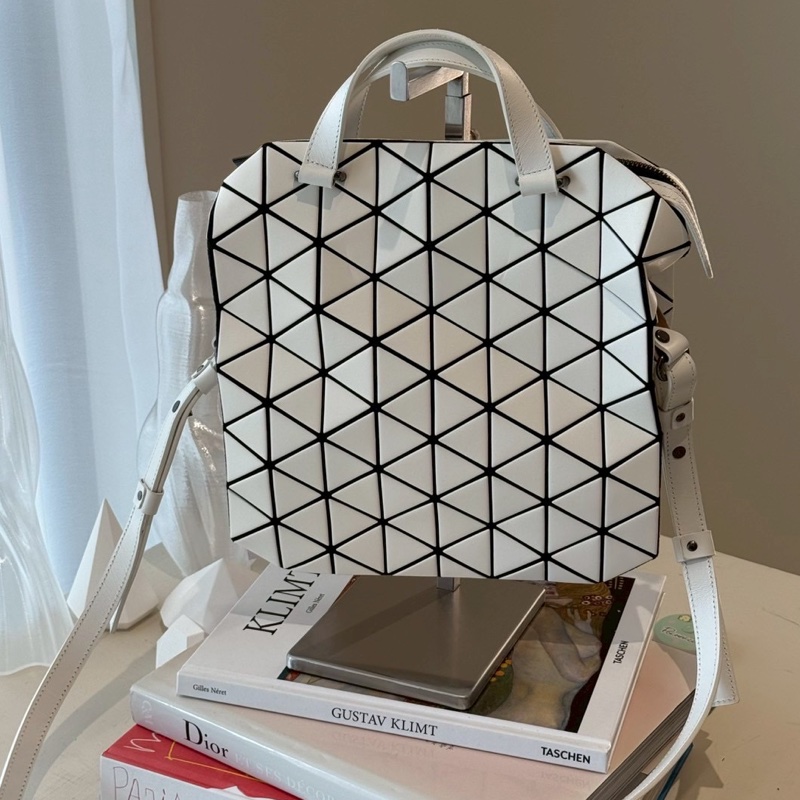ISSEY MIYAKE BAOBAO 三宅一生 白色手提斜背包-0