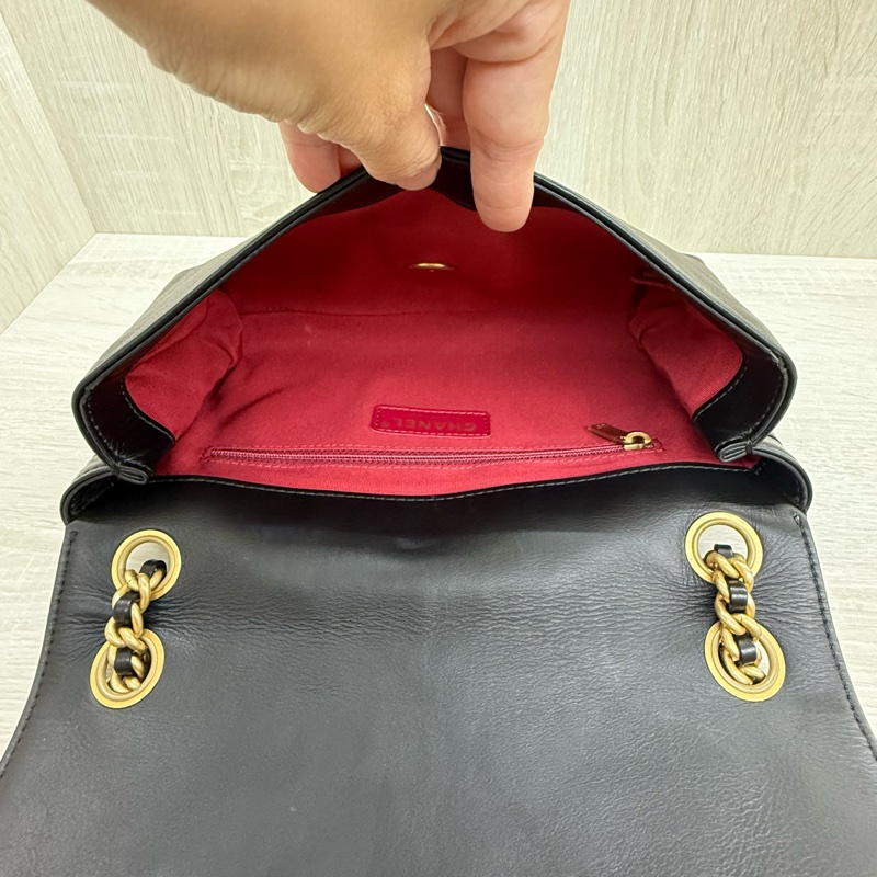 CHANEL - 黑色金釦牛皮下蓋側背肩背包-9