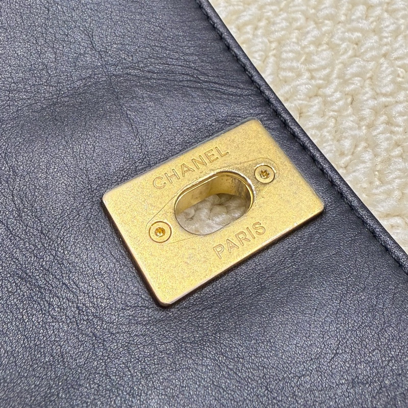 CHANEL - 黑色金釦牛皮下蓋側背肩背包-12