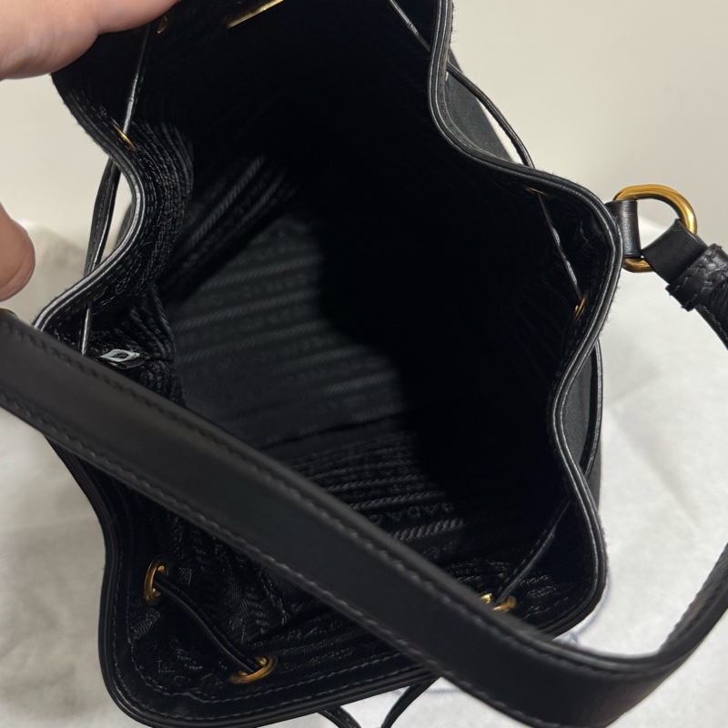 Prada 黑金帆布水桶包-9