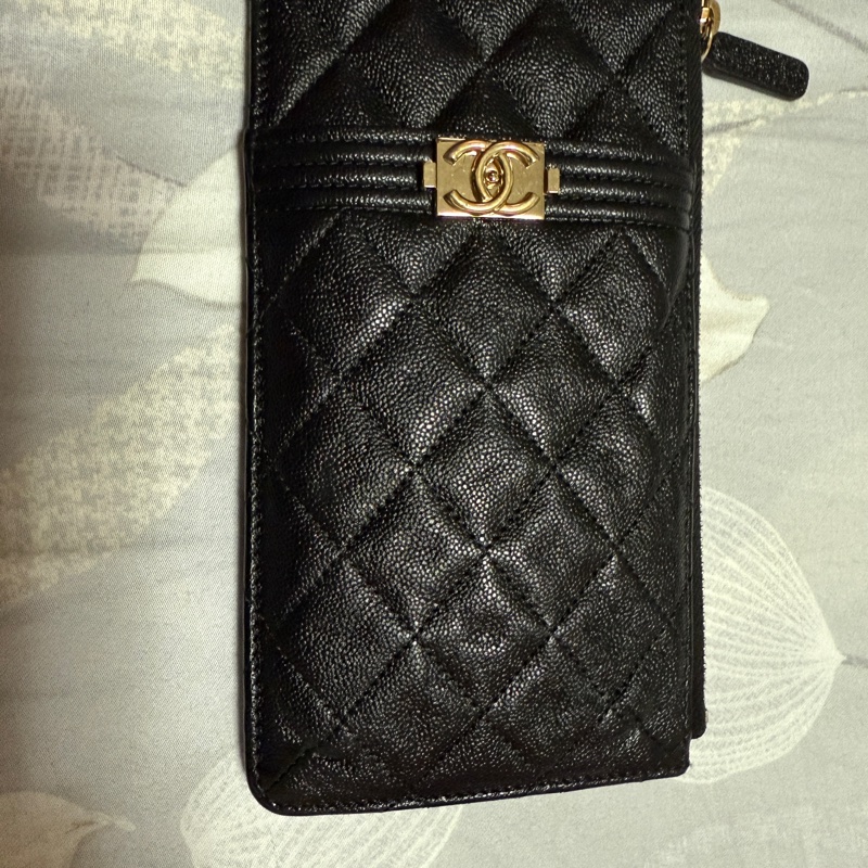 Chanel 黑色荔枝皮金釦Boy拉鍊扁長夾-18