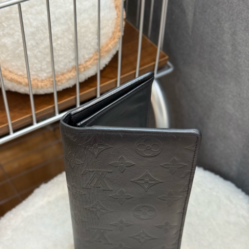 LV Brazza 黑花壓紋對開長夾-3