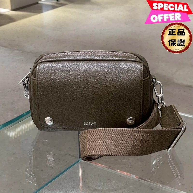 🎉新品好折扣✨Loewe 小型柔韌粒面小牛皮 Pebble 郵差包 苔原色-0
