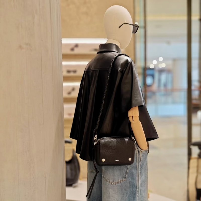🎉新品好折扣✨Loewe 小型柔韌粒面小牛皮 Pebble 郵差包 苔原色-1