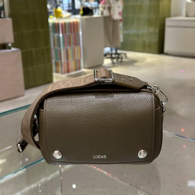 🎉新品好折扣✨Loewe 小型柔韌粒面小牛皮 Pebble 郵差包 苔原色-3