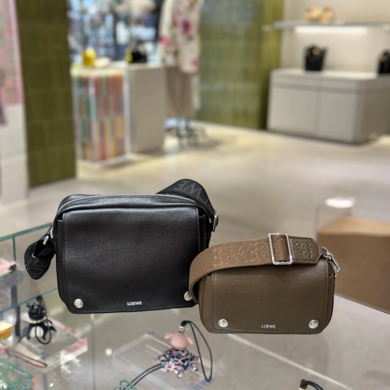 🎉新品好折扣✨Loewe 小型柔韌粒面小牛皮 Pebble 郵差包 苔原色-6