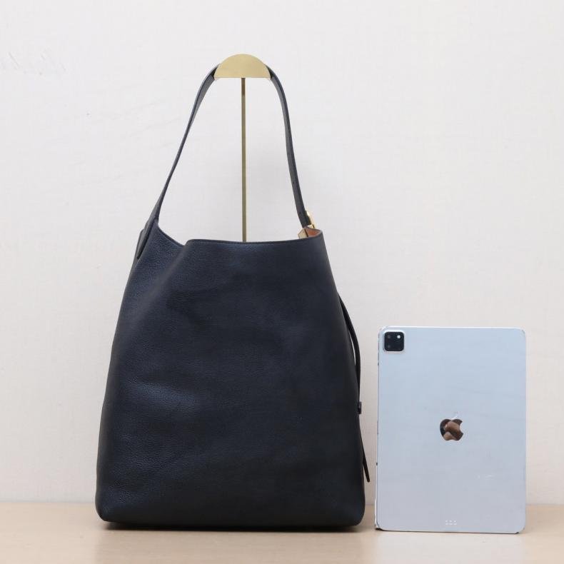 LOUIS VUITTON 黑色牛皮金扣晶片Lowkeyhobo中號側面鎖頭托特包肩背包-1