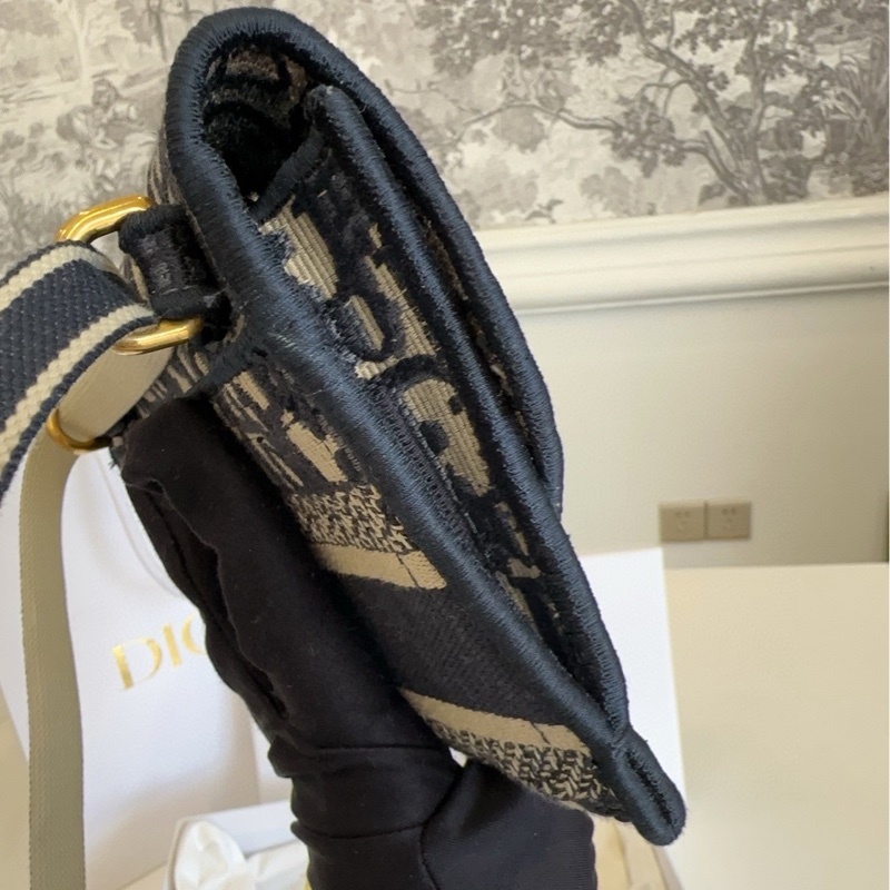 Dior迪奧 saddle老花刺繡胸包斜挎包 尺寸約21×13 附件:原廠盒 塵袋-1