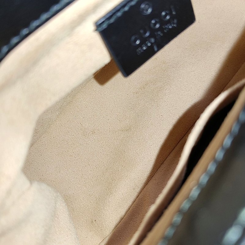 【專櫃新款】GUCCI GG Marmont 迷你 黑色牛皮绗縫波浪紋手提包  金色五金 無肩帶-15