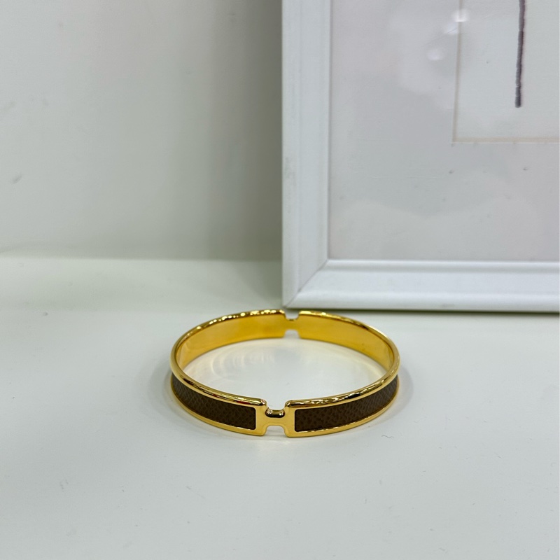 Hermes愛馬仕Olympe手鐲,金色金屬邊框搭配大象灰色小牛皮,經典款式,皮面紋理清晰自然,金屬光澤度好-0