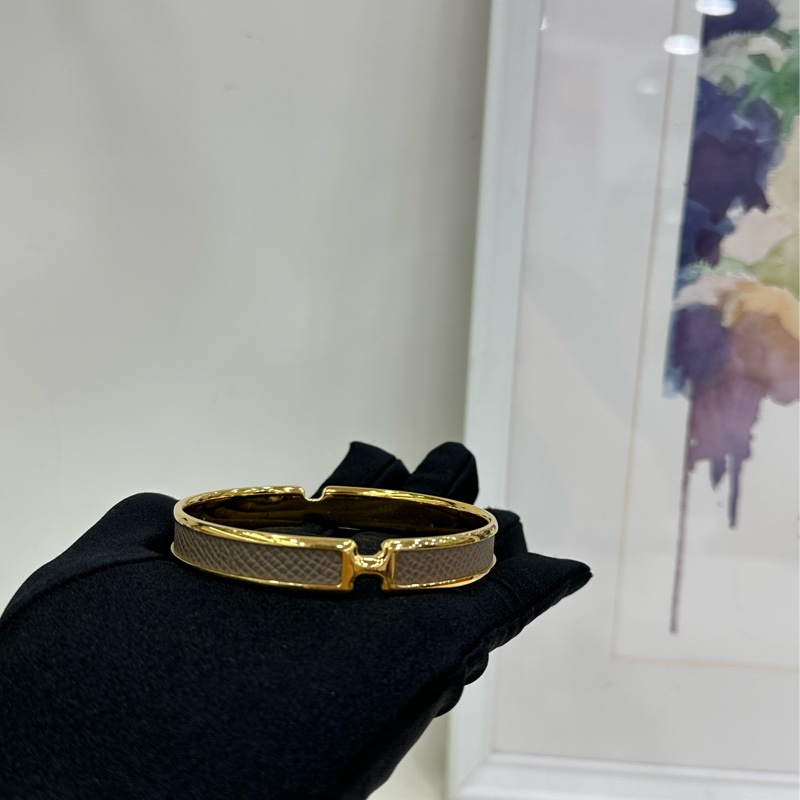 Hermes愛馬仕Olympe手鐲,金色金屬邊框搭配大象灰色小牛皮,經典款式,皮面紋理清晰自然,金屬光澤度好-1