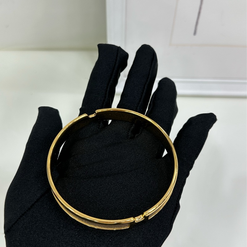 Hermes愛馬仕Olympe手鐲,金色金屬邊框搭配大象灰色小牛皮,經典款式,皮面紋理清晰自然,金屬光澤度好-2