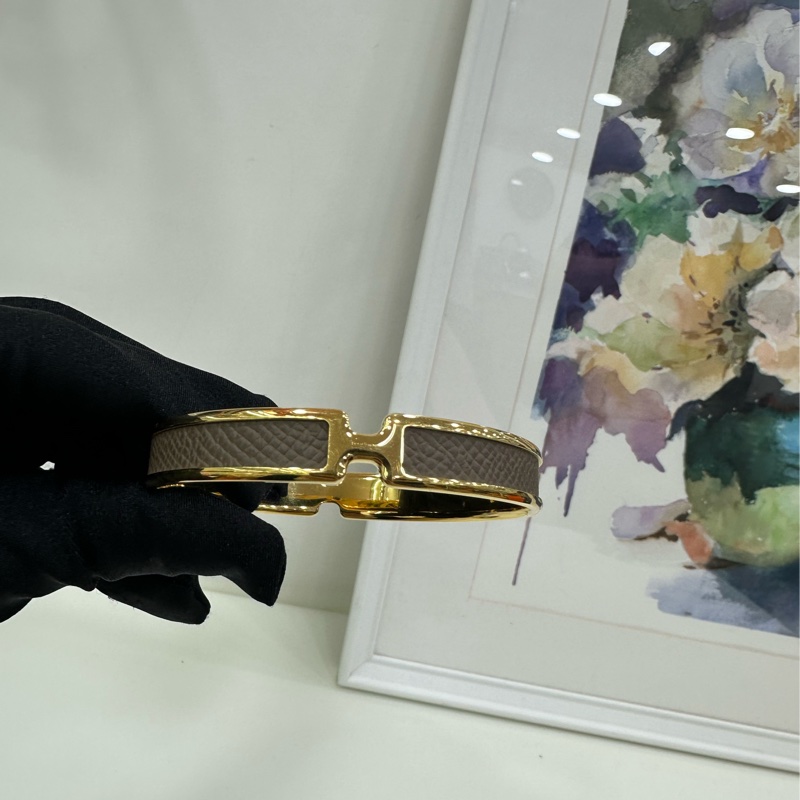 Hermes愛馬仕Olympe手鐲,金色金屬邊框搭配大象灰色小牛皮,經典款式,皮面紋理清晰自然,金屬光澤度好-3