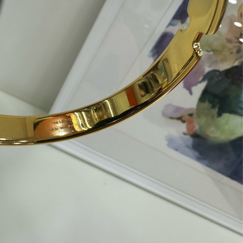 Hermes愛馬仕Olympe手鐲,金色金屬邊框搭配大象灰色小牛皮,經典款式,皮面紋理清晰自然,金屬光澤度好-6