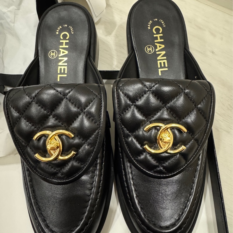 CHANEL MULE SLIDES 書包釦穆勒鞋-5