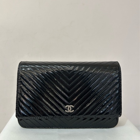 CHANEL黑漆面山型紋銀鍊WOC