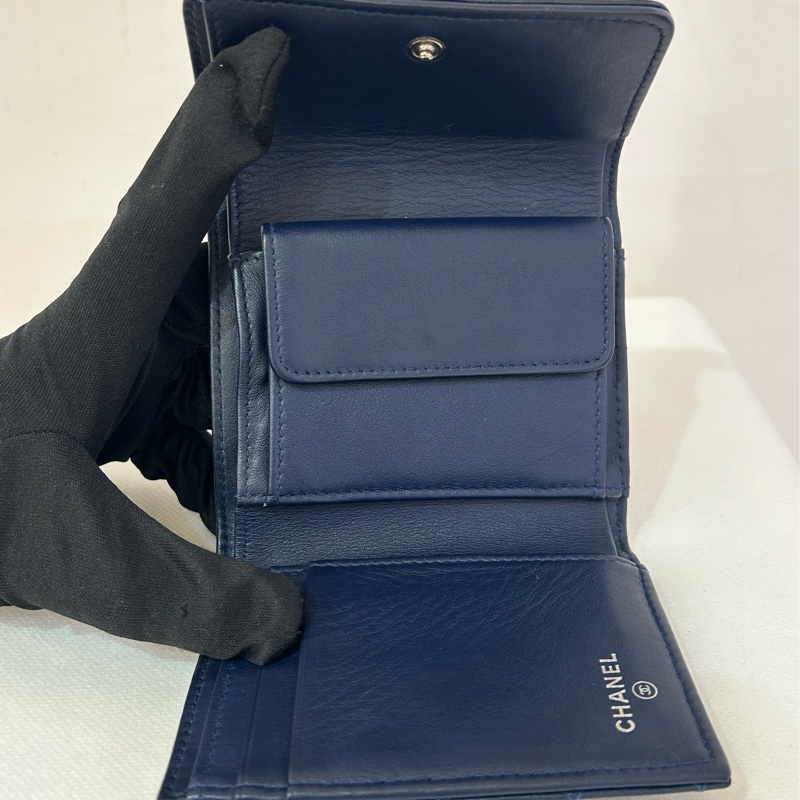CHANEL藍牛皮銀釦BOY三折短夾-6