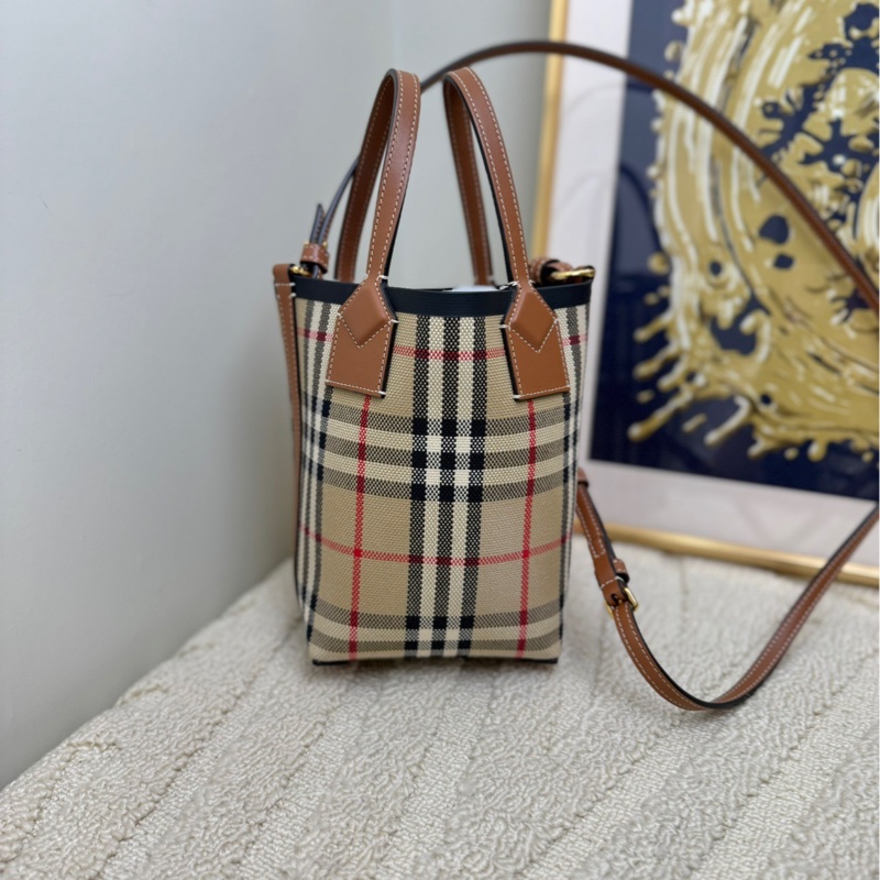 Burberry巴寶莉  mini迷你款單肩斜挎水桶包-1