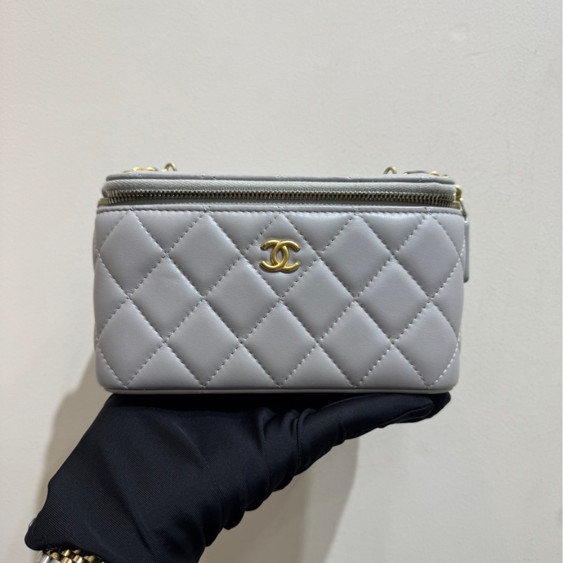 Chanel香奈兒 22B金球化妝盒長盒子斜挎包 淡灰色羊皮金扣 新款鐳射-1