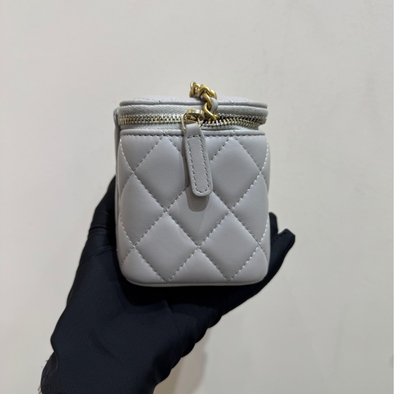 Chanel香奈兒 22B金球化妝盒長盒子斜挎包 淡灰色羊皮金扣 新款鐳射-3